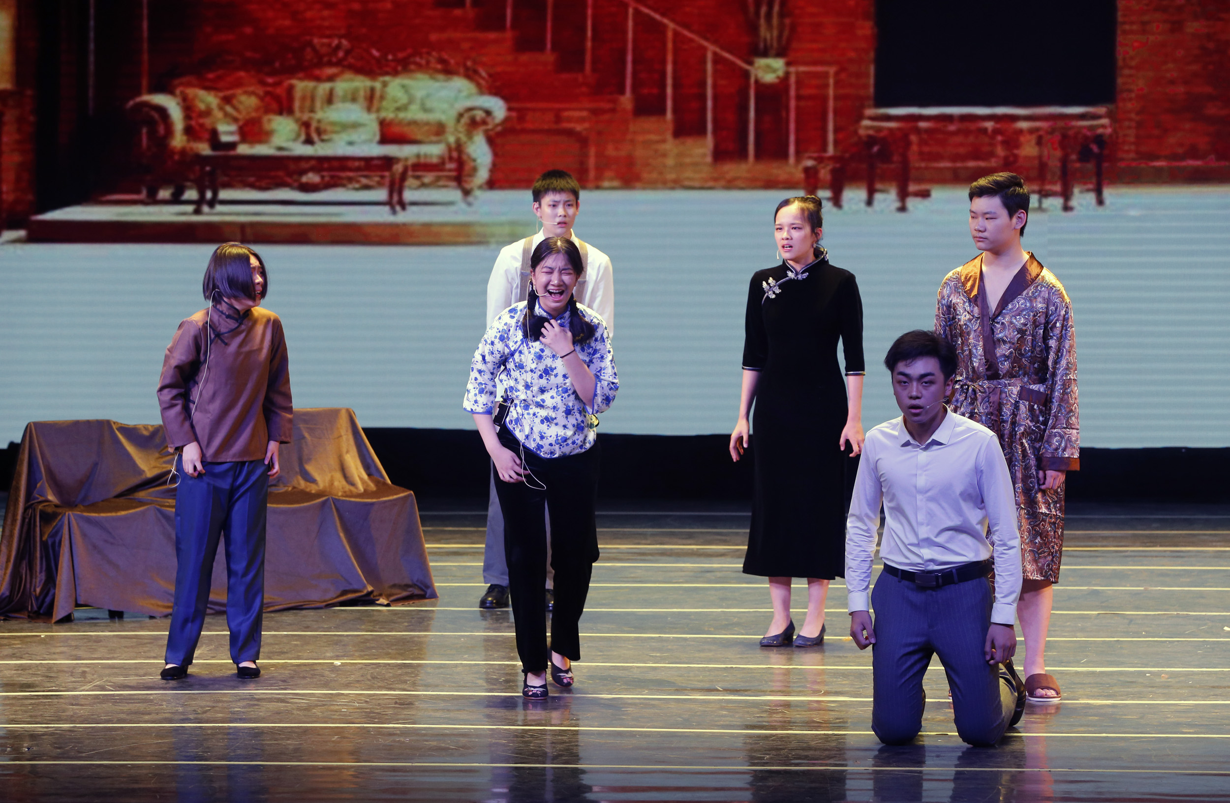 5月24日,中学生在戏剧节上表演名著《雷雨》