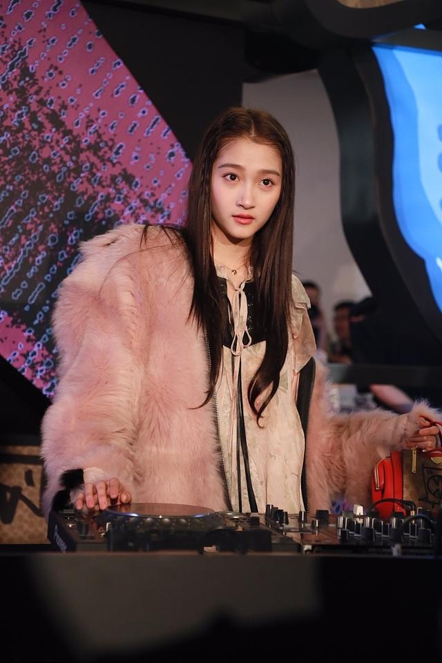 关晓彤高温下穿毛绒外套出席活动尽显青春靓丽,网友:很美亦很热