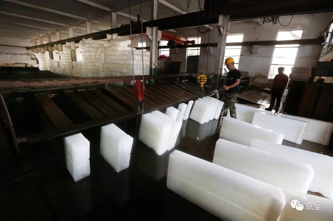 北京最大制冰厂一天生产5万斤冰