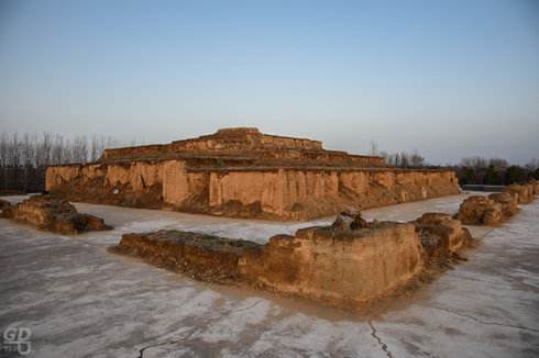 张仪墓被挖出一个大坑专家前来抢救发现此墓从未被盗的原因