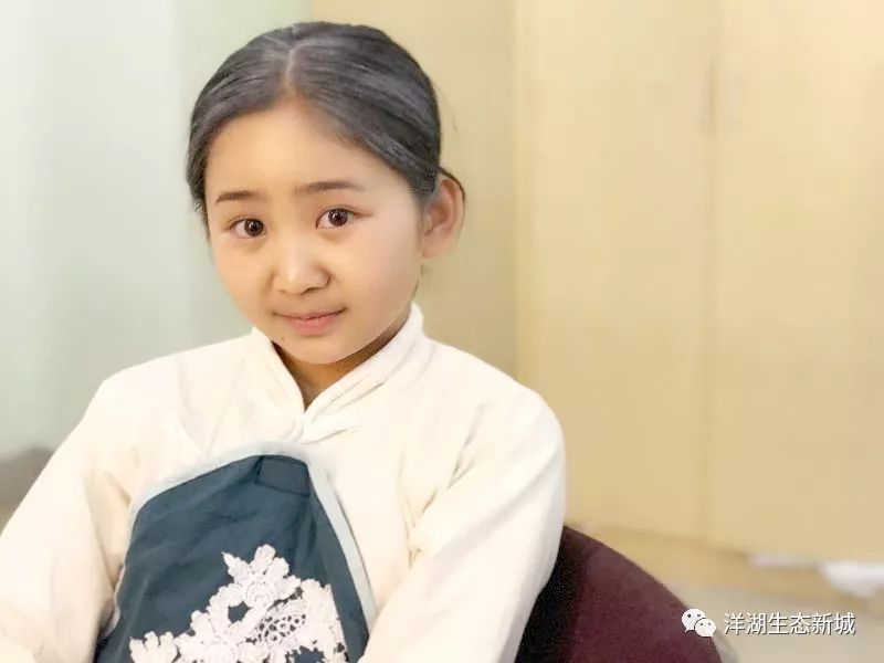 初二1712班陶冰蓝学习成绩稳居年级前列,在保持优异成绩的同时,呈现