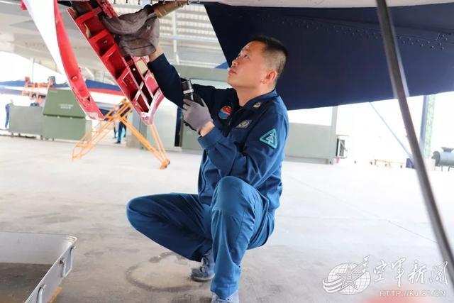 馮斌 白文國,河北涿州人,1995年12月入伍,空軍八一飛行表演隊機務二