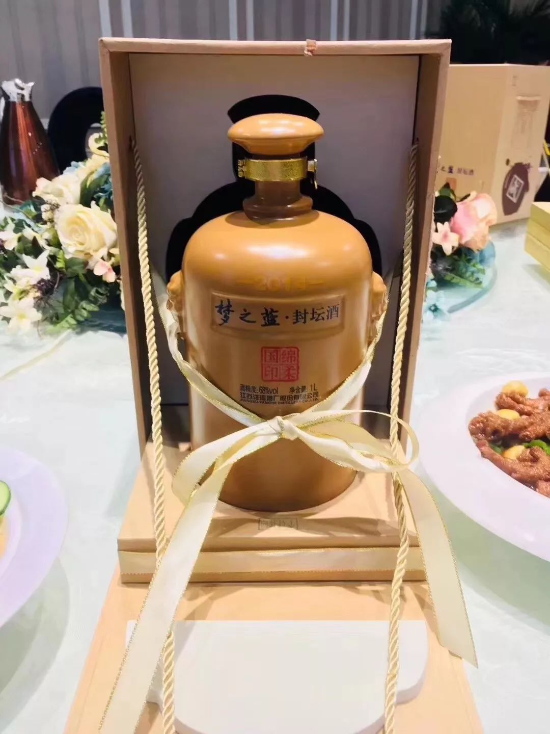 婚宴结束后,桌上的梦之蓝酒盒,酒瓶"离奇失踪".