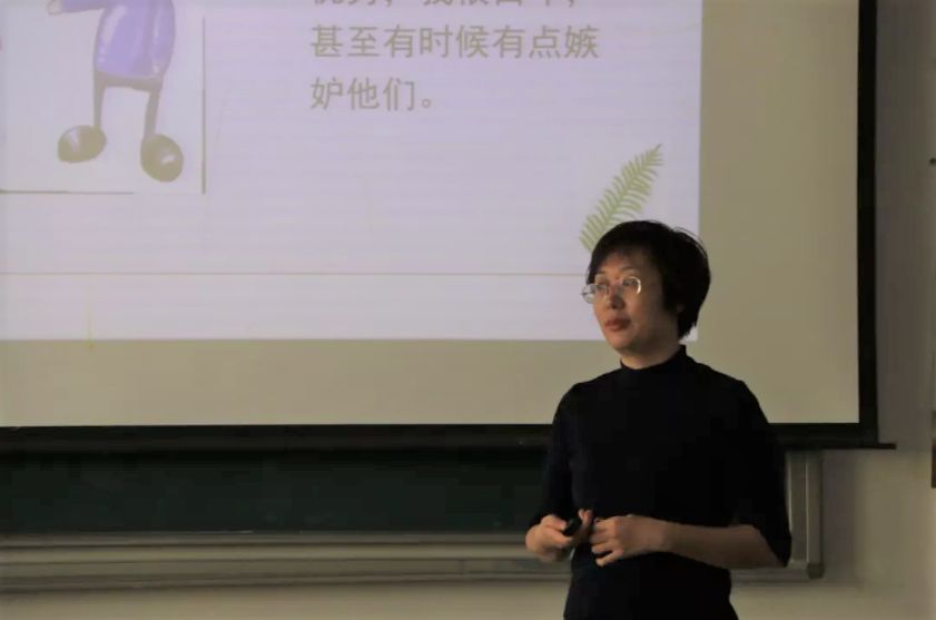 胡青老师首先为同学们讲解了心理健康的八大标准,分析心理健康与心理