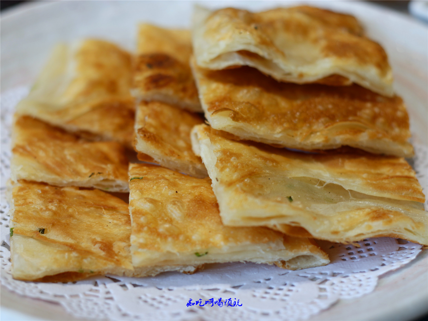 烧烤牛油饼外皮酥而脆,牛油的加持,使得这盘牛油饼脆爽中香味十足.