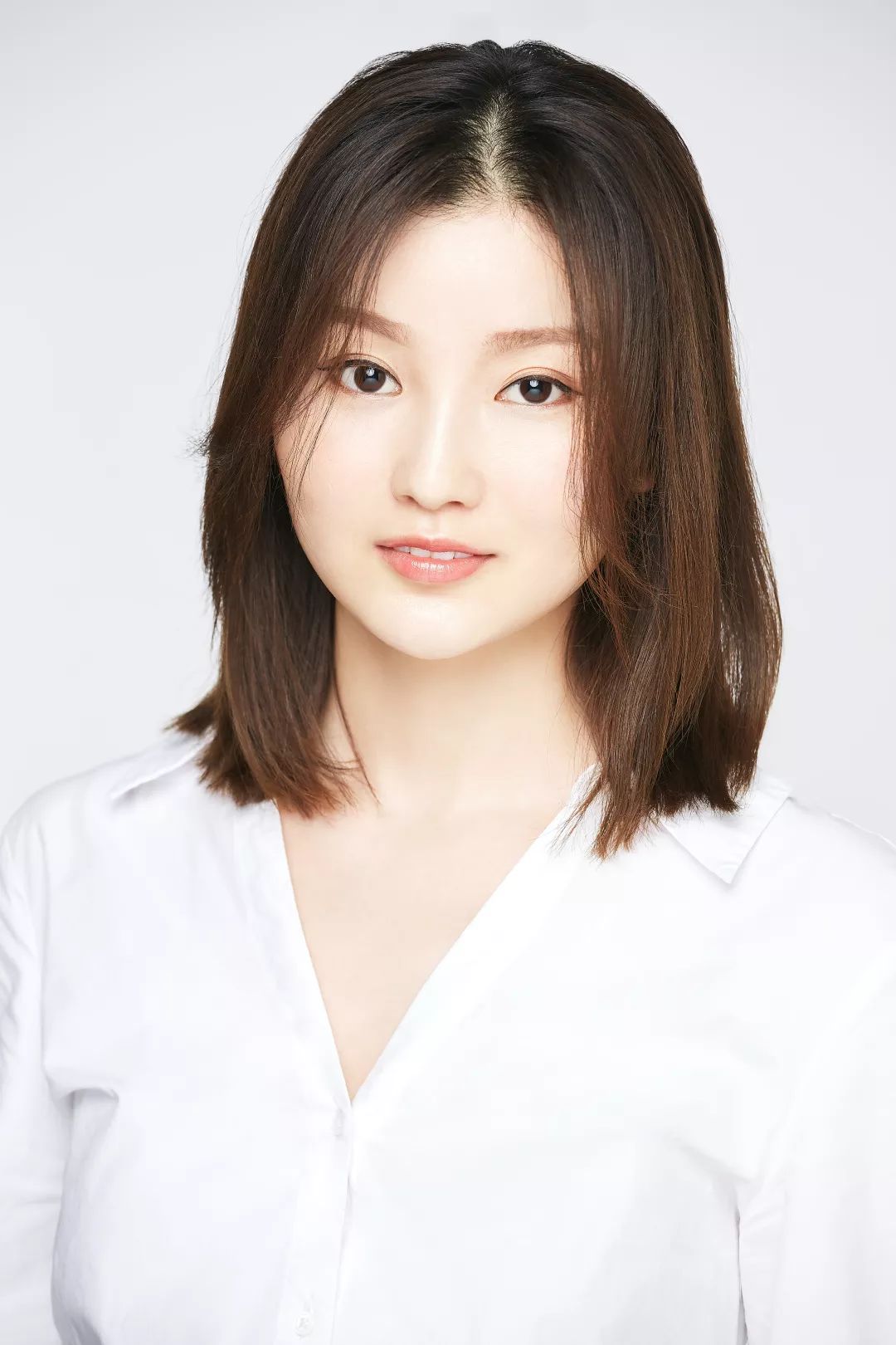 约会妆较前一个妆容将眉毛颜色加深