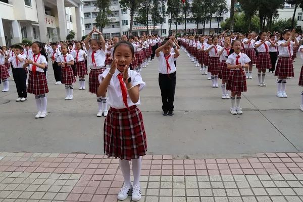 陆良文化小学自编韵律操舞动大课间