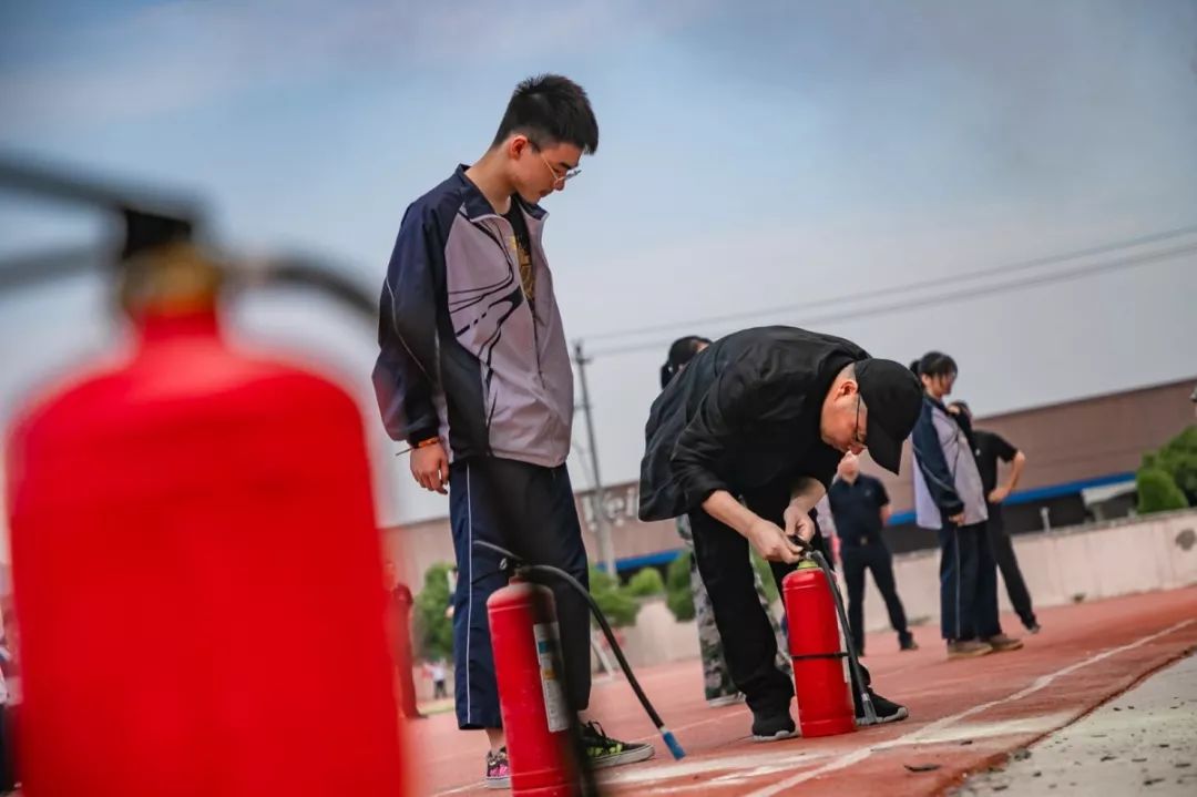 灵江中学举行消防逃生安全演练暨消防安全教育活动