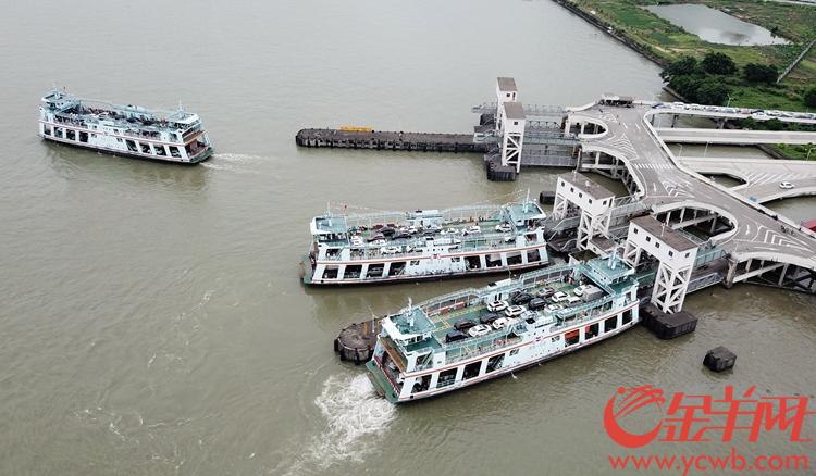 市民组团乘坐渡轮告别_渡口