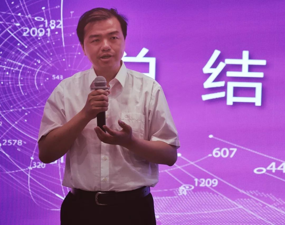 同学交流年会上,校团委副书记鄂炎雄围绕星火改革与新一年育人成果