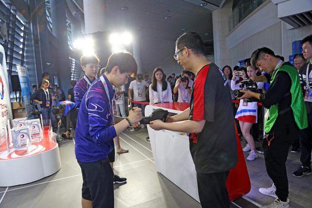 苏迪曼杯中国女双杜玥李茵晖现身观众入口为球迷签名