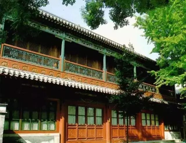 40田义墓田义墓居然在四百年后依然奇迹般地留在了模式口大街一如这位