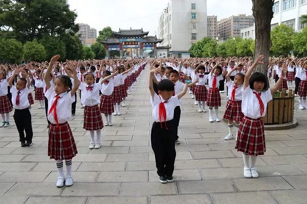 陆良文化小学自编韵律操舞动大课间