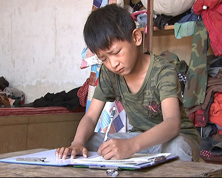 父亲因病去世,奶奶身体每况愈下,10岁男孩盼望妈妈和妹妹回家.