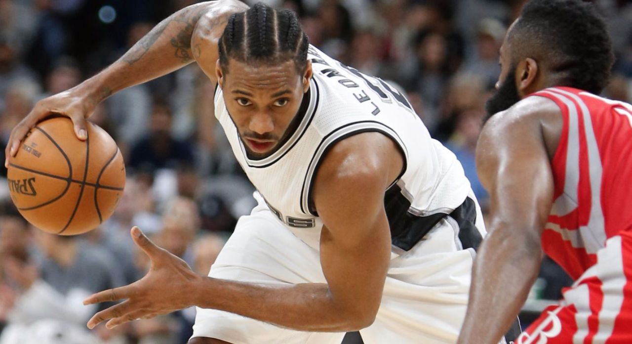 原创伦纳德手有多大?单手持球太轻松双手能遮球,手机在他手上好小巧