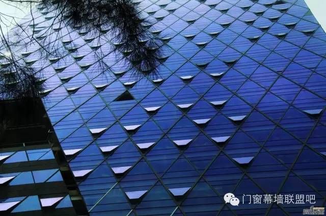 江河菱形单元式幕墙现场施工照片非轨道式吊装