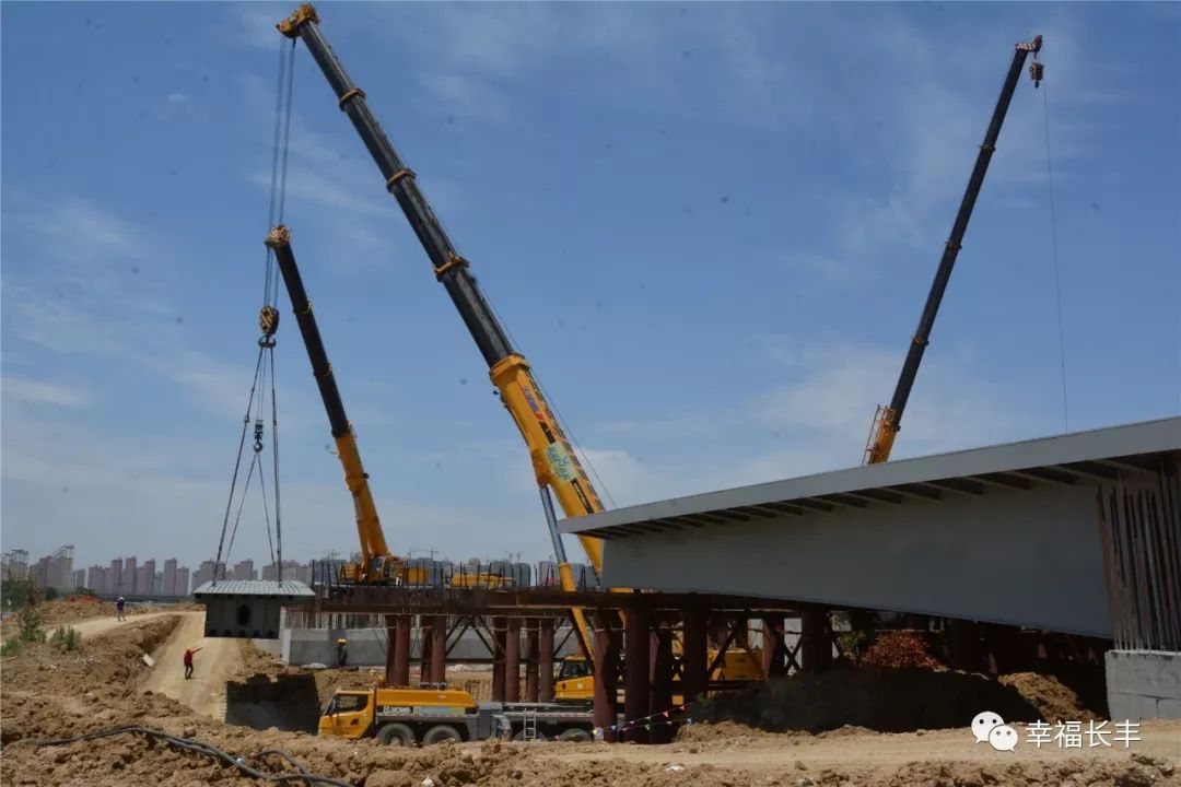 正在进行钢箱梁吊装施工北城这条在建的城市主干道又有新进展