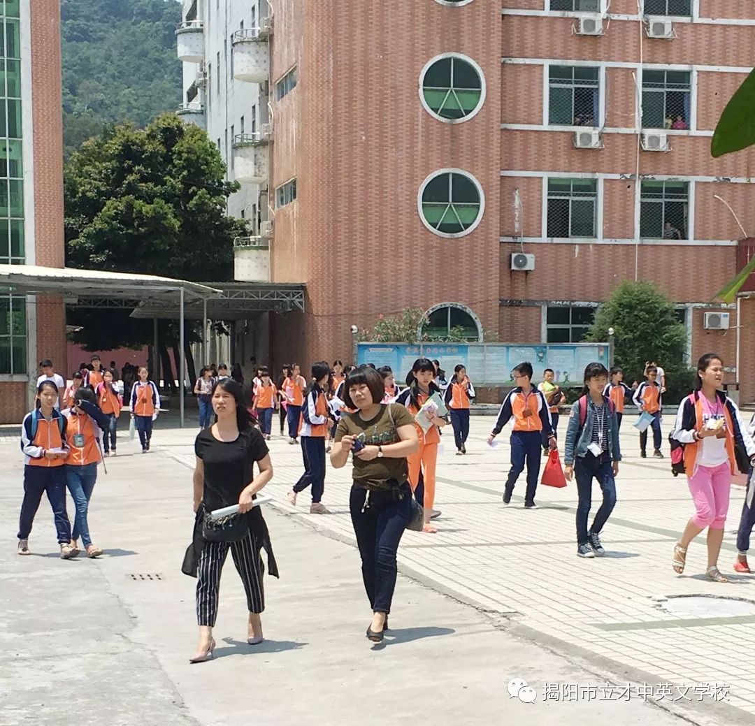 准备回家立才中英文学校一流的教学设施,一流的师资力量,严格规范的