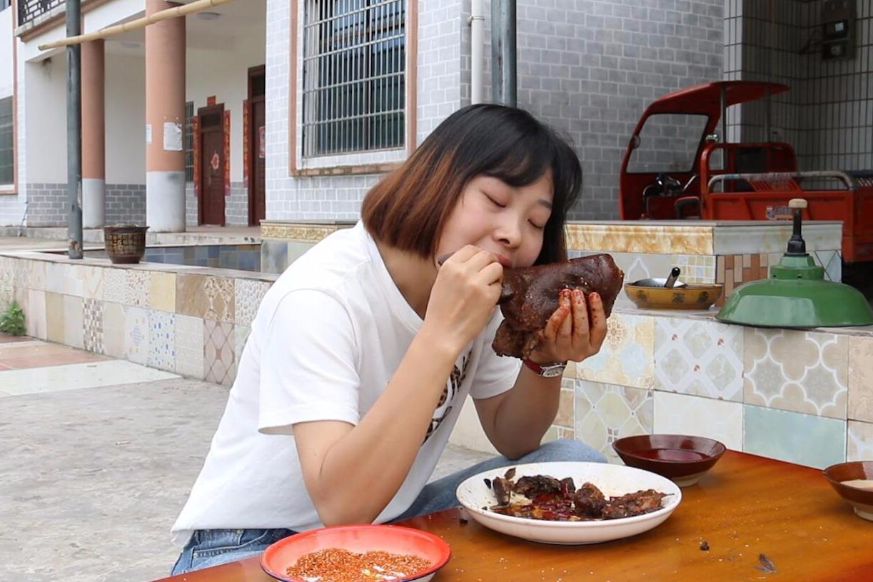 秋妹今天卤猪头肉撒上辣椒面就大口大口啃配上红酒喝看饿了
