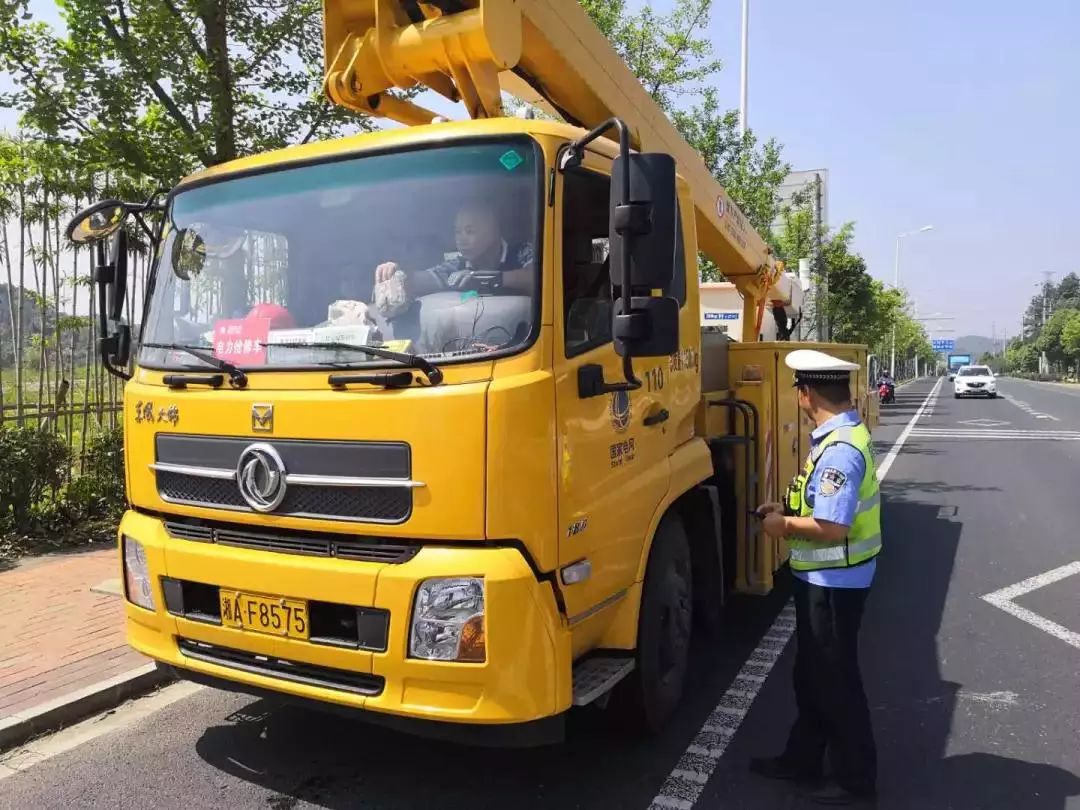 發現一臺車牌為鄂dr6r13輕型自卸貨車運輸一車木材貨物途徑此處,執法