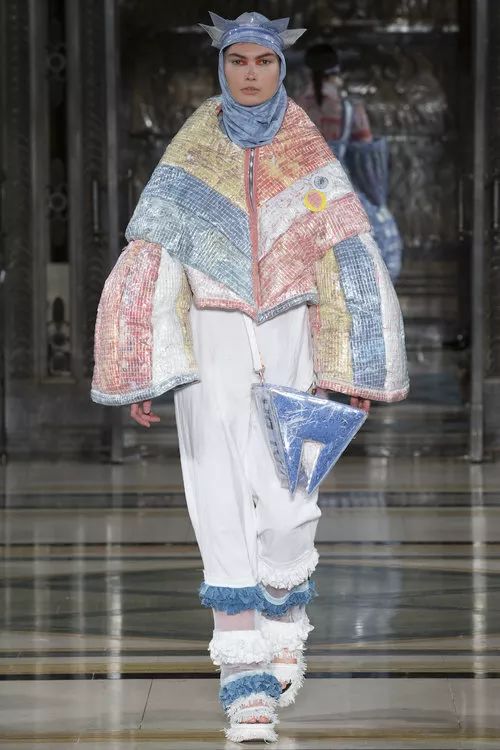 她的设计入围redress可持续时装设计大赛穿着编织袋竟然也能走秀时尚