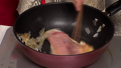 杀生鱼就会用到这个手法,大家先记好~快速取鱼肉鱼腹上的铁鳞是一整条