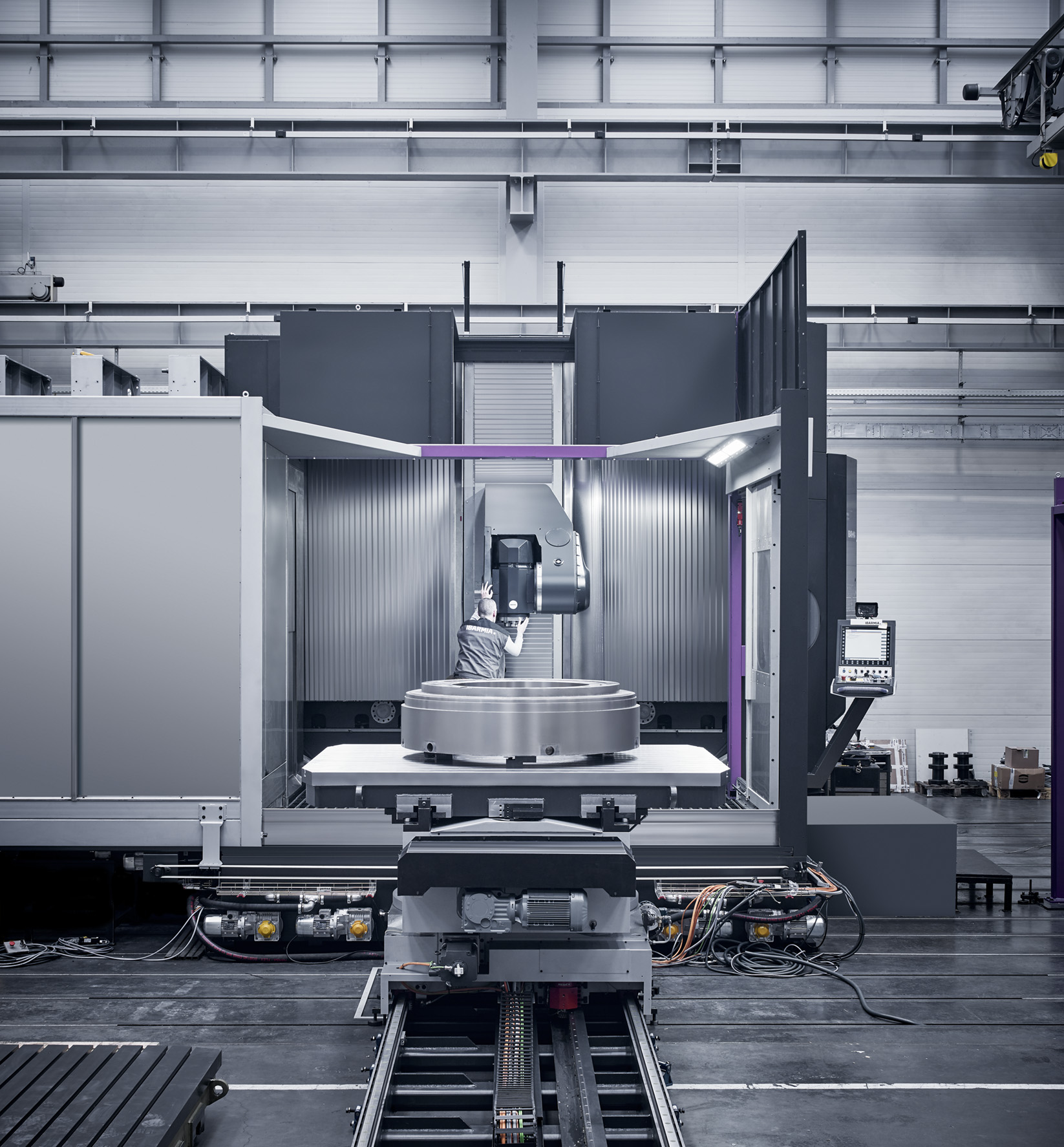 伊巴米亚thr36p e自动交换工作台五轴加工中心