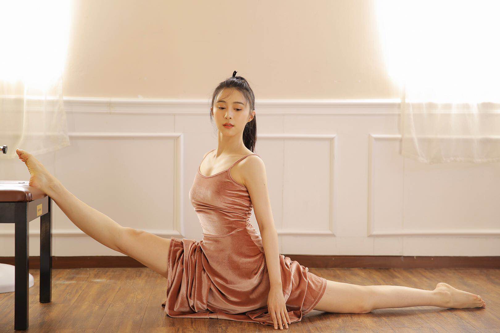 《白发》中,演技大爆发,让人对这个可爱的小虎牙妹妹十分喜爱,让小编