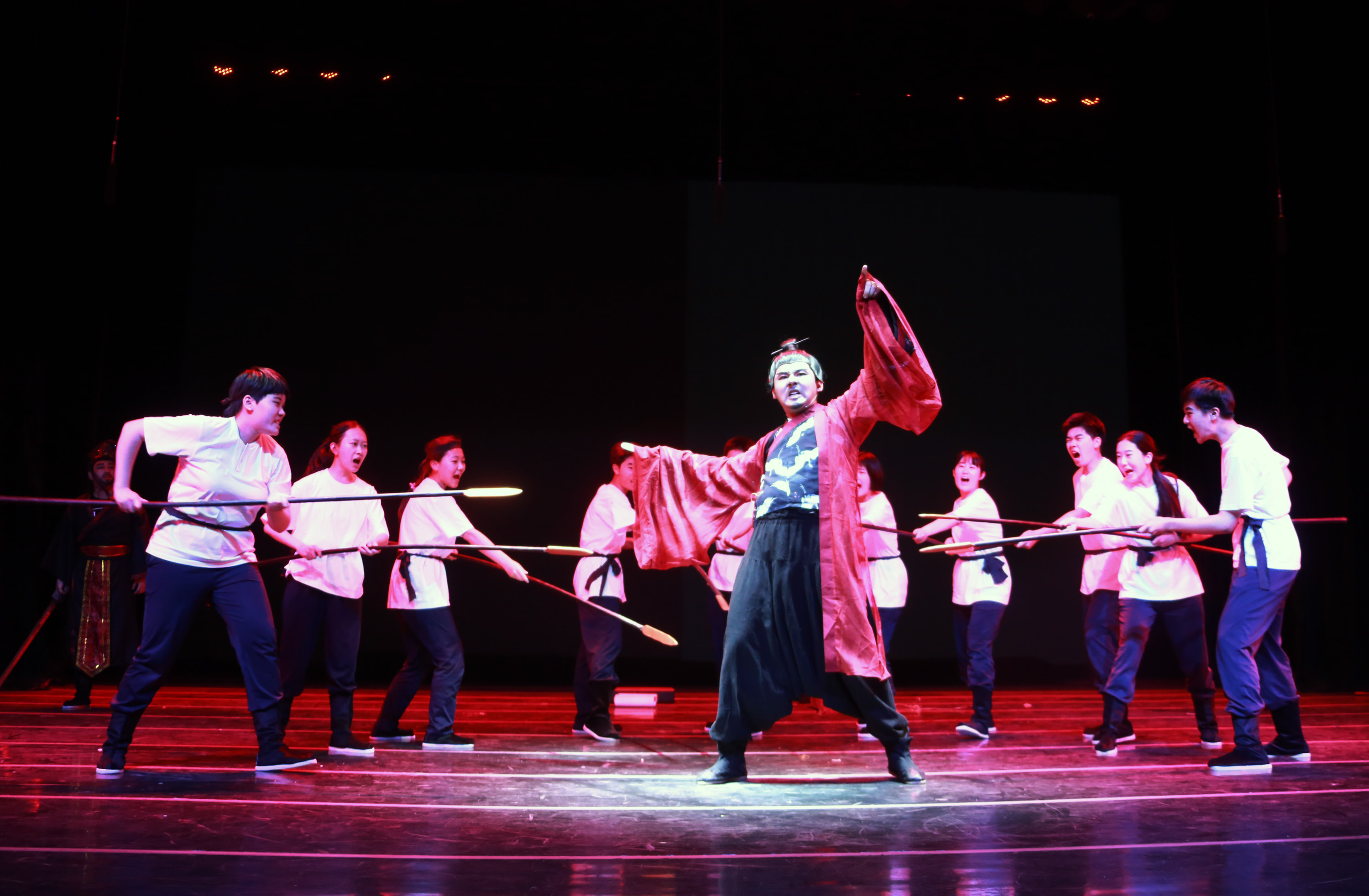 5月24日,中学生在戏剧节上表演名著《我们的荆轲》