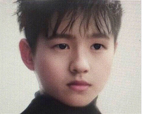 其实在此之前,有很多明星的童年照被曝光,比如陈伟霆,张艺兴和鹿晗