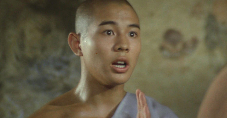 当时两人一起去玉树囊谦县巴麦寺,李连杰和利智接受小朋友献哈达的