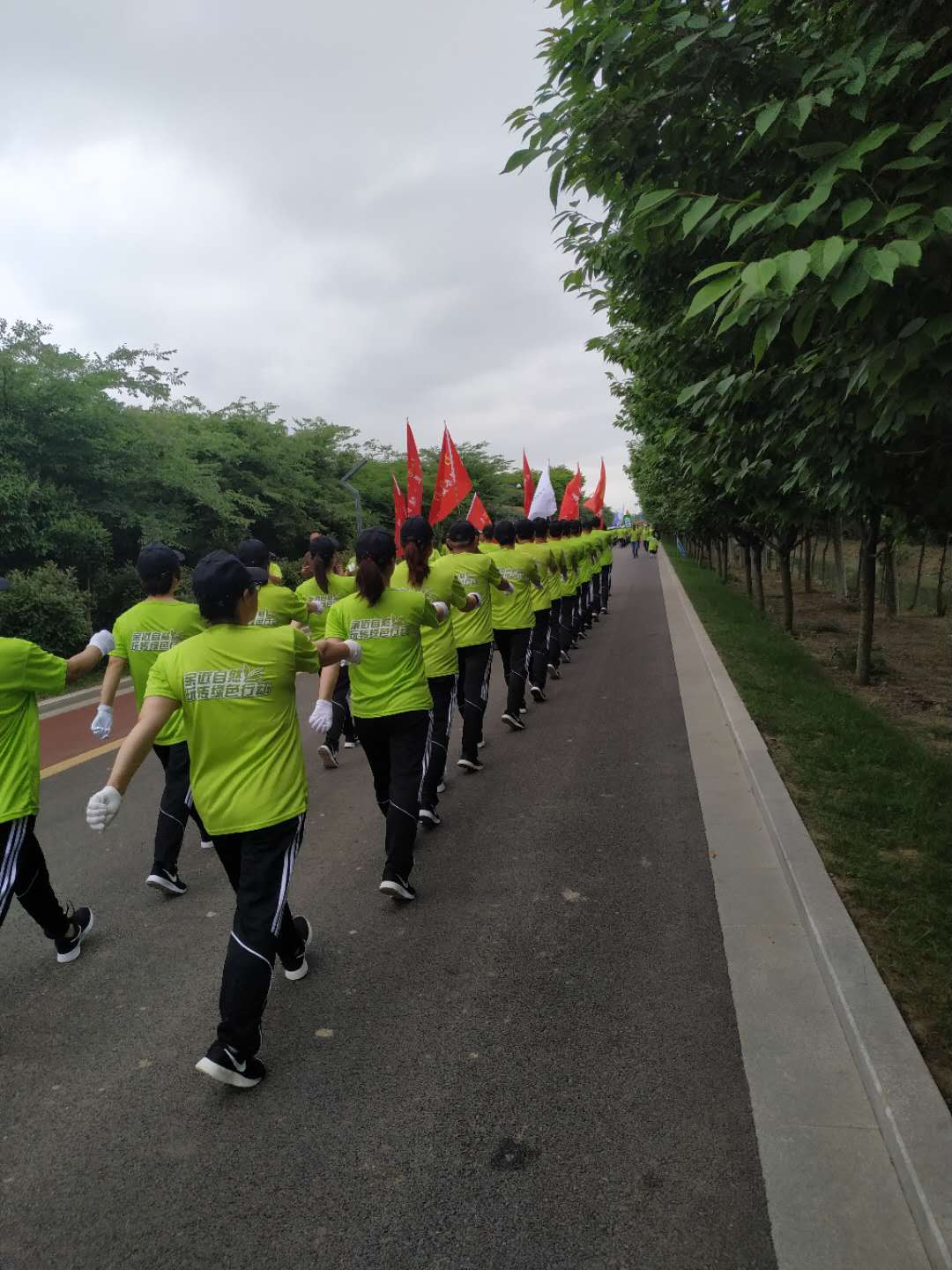 举办健步行走活动,助力脱贫攻坚