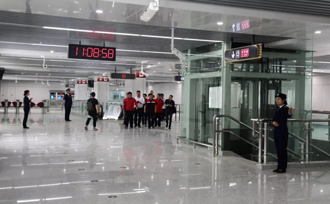 徐州1号线一期工程是徐州首条地铁线,工程连接人民广场,彭城广场和