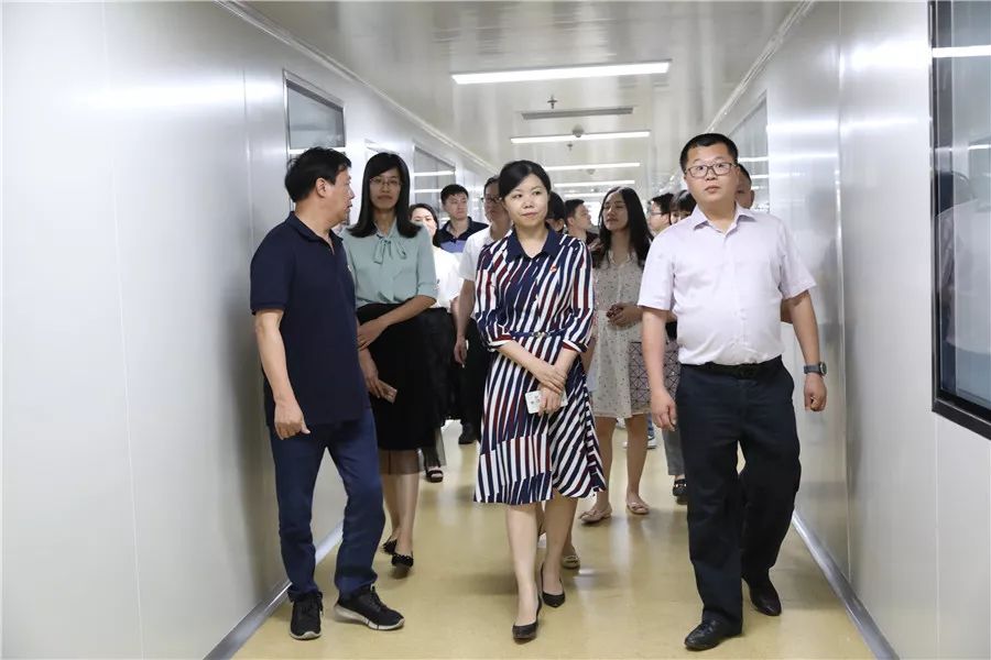 朱晓玲等领导以及有关部门负责人的陪同下,首先参观了潮南区乡村振兴