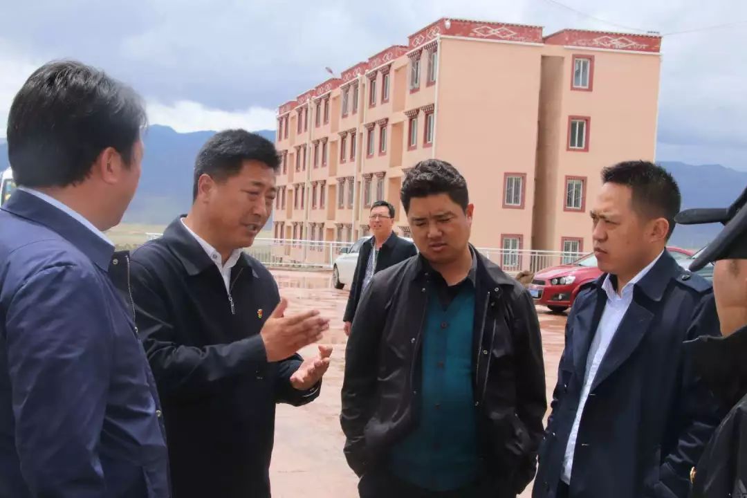 政府党组成员,副县长洛绒曲吉,县教育和体育局党支部书记,局长雷红生