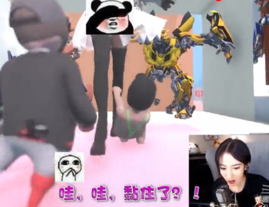 呆妹玩游戏当众流鼻血看到游戏中的画面后原来你喜欢这个