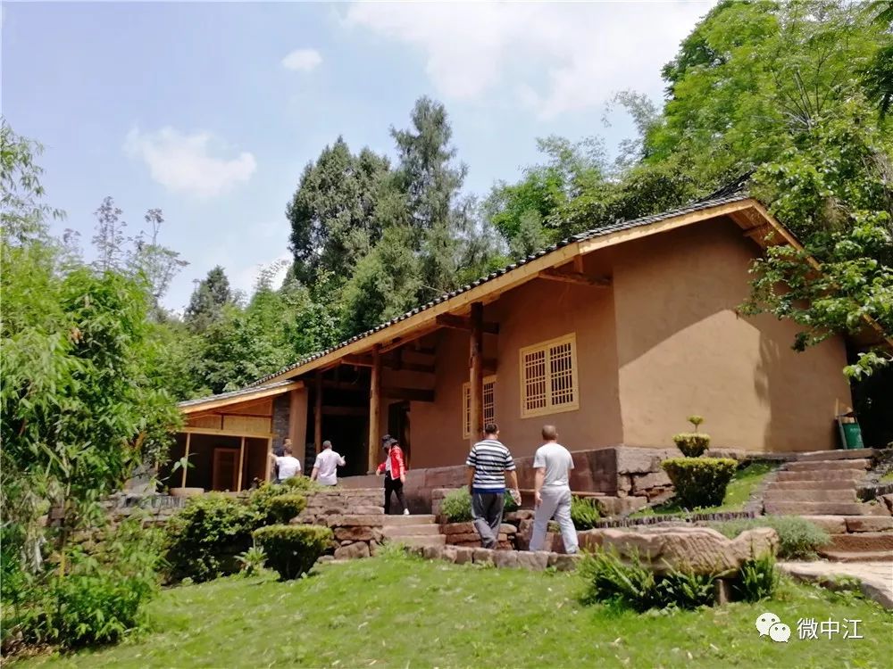 元兴乡在土坯房改造中坚持"宜居 乡村旅游"深度融合,打造民宿,超市