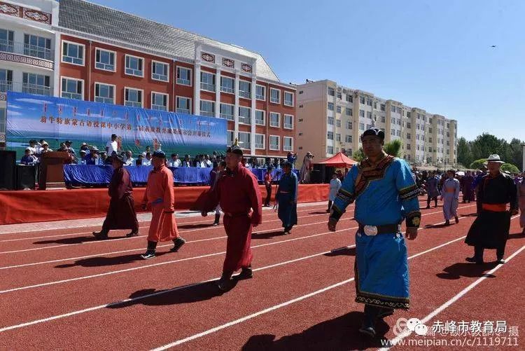 翁牛特旗第二届民族中小学素质教育成果展示会在海拉苏蒙中开幕