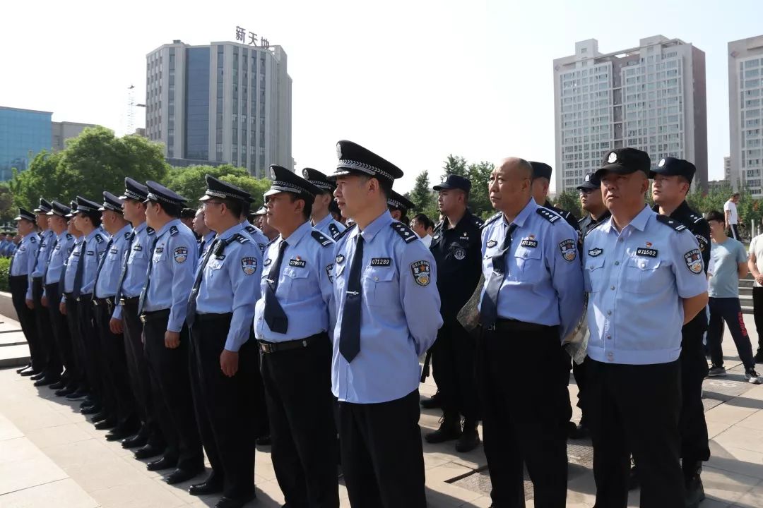 随后观看了宣化区扫黑除恶系列宣传片,宣化公安分局进行了警棍盾牌操