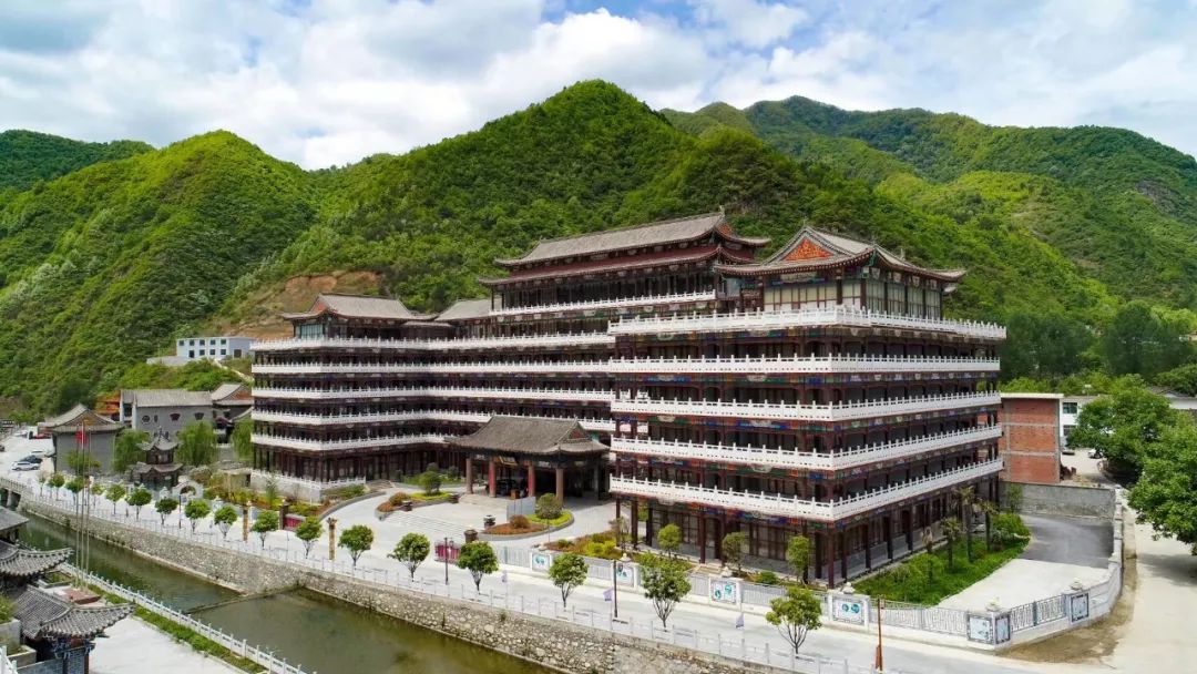 章登畅行香子镇柞山水