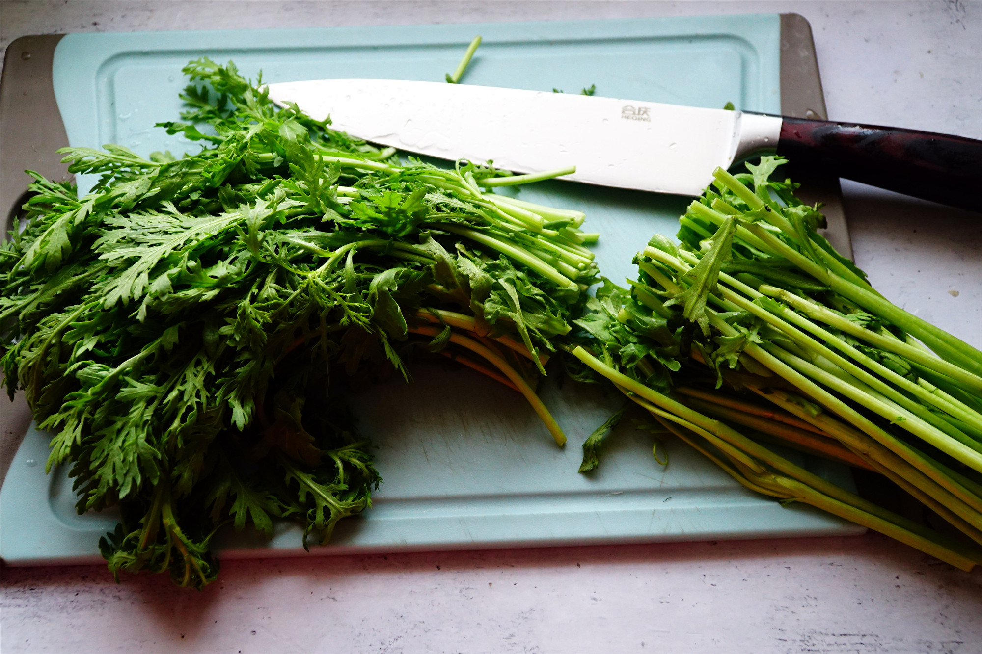 原创天热,宁可不吃肉,也别少吃的凉拌茼蒿,清凉爽口,比吃肉养人