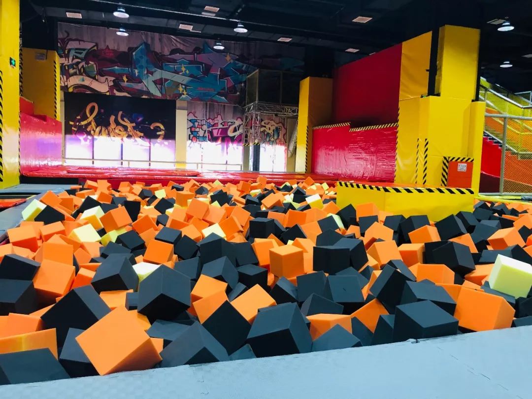 火爆国际庄的网红蹦床福利又双叒来了!1秒送你上天!