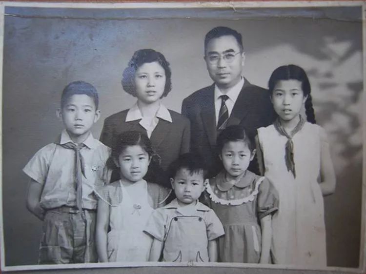 柴家的子女没有特权柴泽民女儿柴燕瑛说,父亲虽配了专车,可他们五个