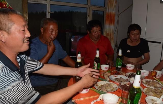 对于40多岁的人来说,要是没事儿想找个喝酒吃肉的朋友消遣时间太容易