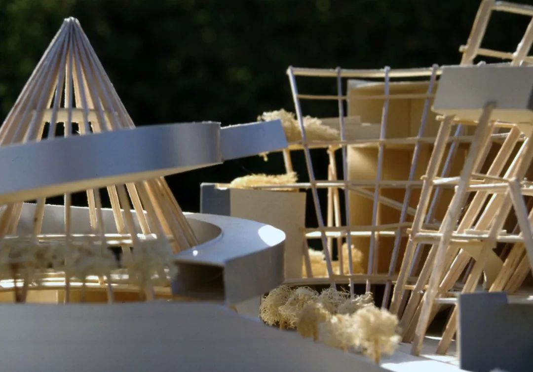 他的建筑把几何元素运用到极致,手绘草图还作为艺术品展出