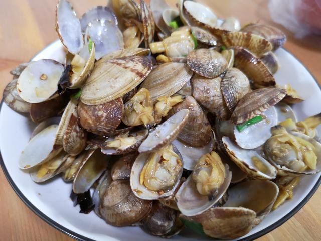 朋友要来带稀罕菜来家里,凑了五个家常菜,他带的两个少见的特色菜最受