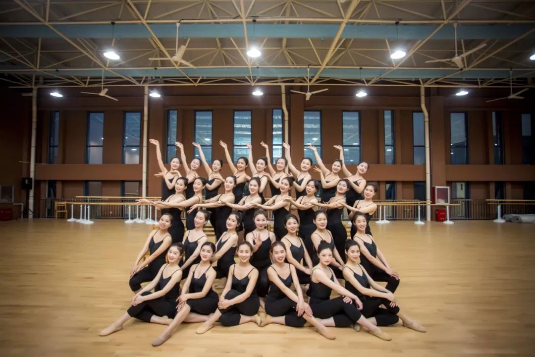 今天,我们一起为那群翩翩起舞的少男少女们打call!_舞蹈