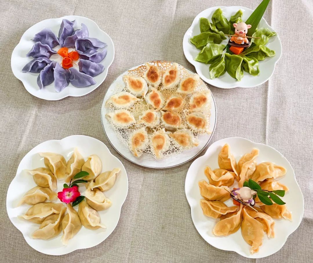 藏香猪饺子,饺子皮由紫甘蓝,菠菜,胡萝卜和玉米制作而成,内馅选用养育