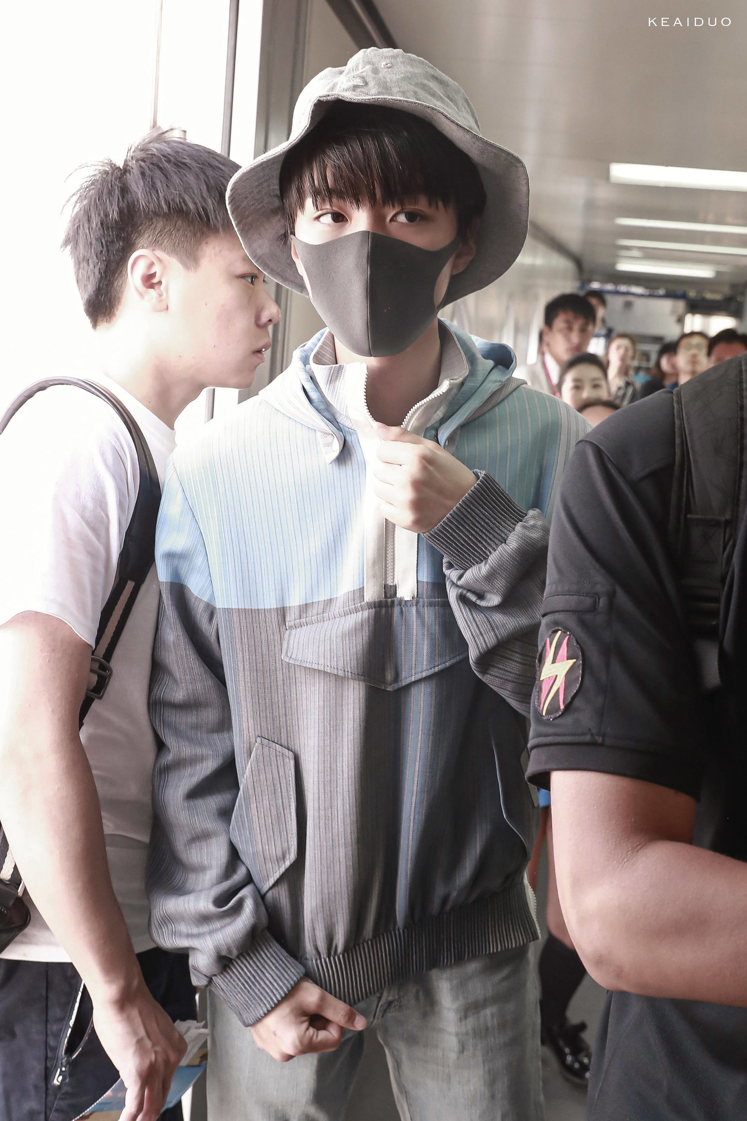 王俊凯北京飞上海 渔夫帽清新大方现身机场