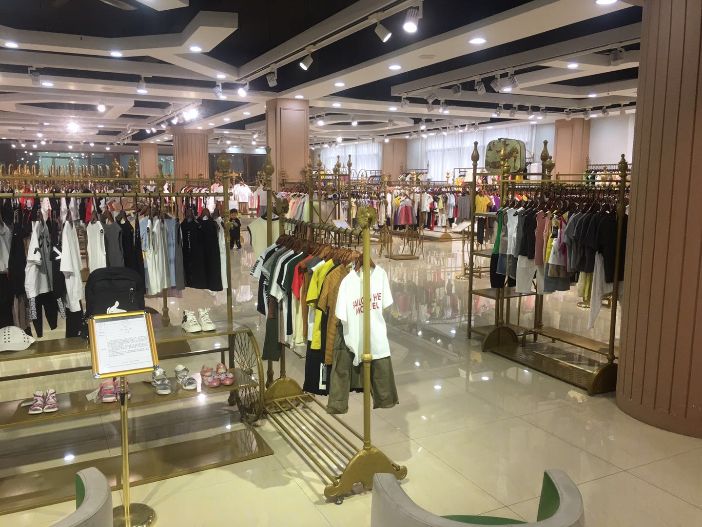 品牌折扣童装店一天卖掉700件货?童装店主这样发朋友圈销量暴涨.